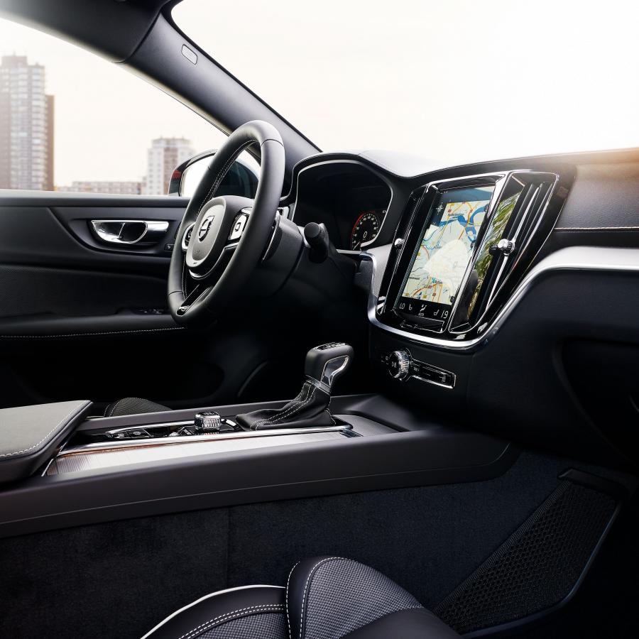 Интерьер Volvo S60 T5 R-Design 2018 года  (WW) (фото 7 из 24)